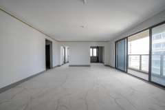 秦忆荣府南区 4室2厅3卫 160.00m² 220万