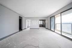 秦忆荣府北区 4室2厅3卫 161.97m² 195万