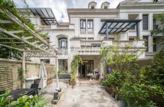 绿城富春玫瑰园 5室2厅4卫 232.79m² 820万