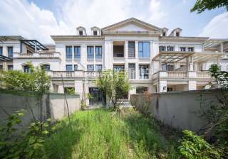 绿城富春玫瑰园 4室2厅2卫 238.18m² 650万