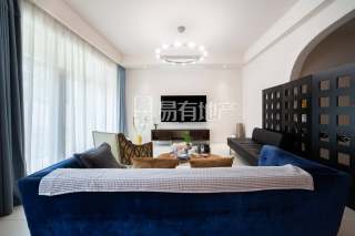 绿城富春玫瑰园 4室2厅4卫 222.18m² 580万