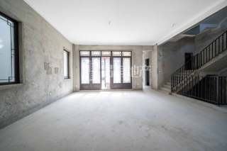 绿城富春玫瑰园 4室2厅5卫 375.00m² 1200万