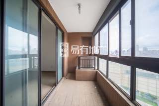 复城国际 4室2厅2卫 180m² 330万