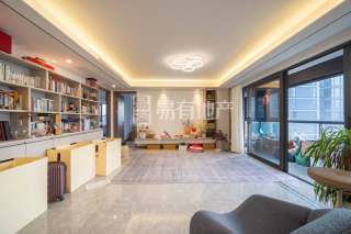 银湖宸语 4室2厅2卫 143.59m² 270万