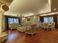 迎宾花园小区 3室2厅2卫 127.00m² 2600元/月